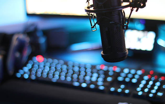 Storförbrukaren Streamingsetup med en mikrofon framför en datorskärm