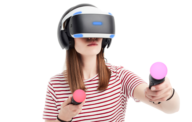 Kliv in i en ny värld med PS VR Flicka som spelar med PlayStation VR