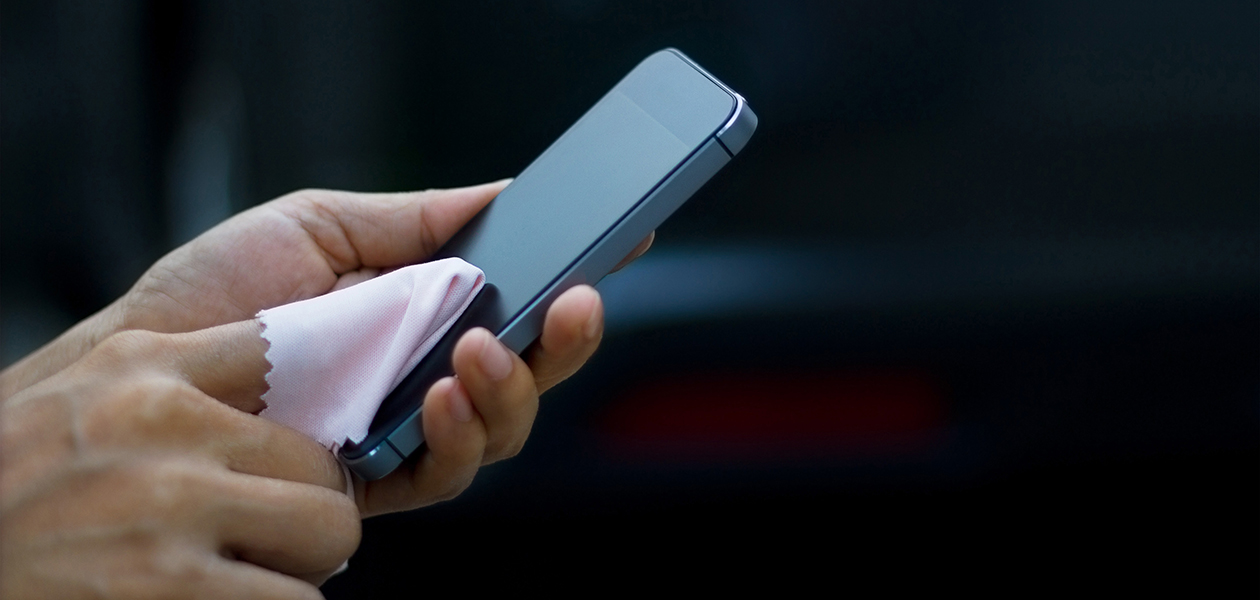 Kom ihåg att rensa din mobiltelefon regelbundet Person rengör mobiltelefon