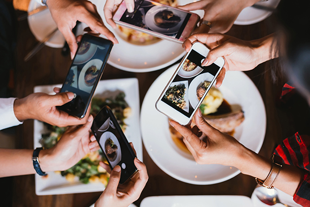Snabba upp din smartphone Flera personer som fotograferar mat