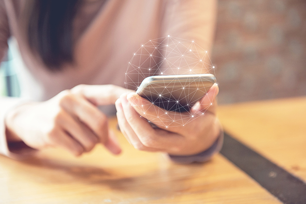 Sökande efter WiFi dränerar batterit Kvinna söker efter nätverk med mobilen i handen