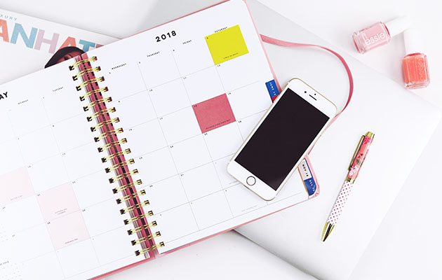Det finns olika sätt att komma åt din kalender via din Google Home En papperskalender, en smartphone och andra föremål på ett skrivbord