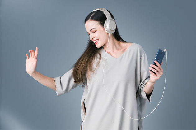 Sony Xperia 10 Kvinna lyssnar på musik med Sony Xperia 10