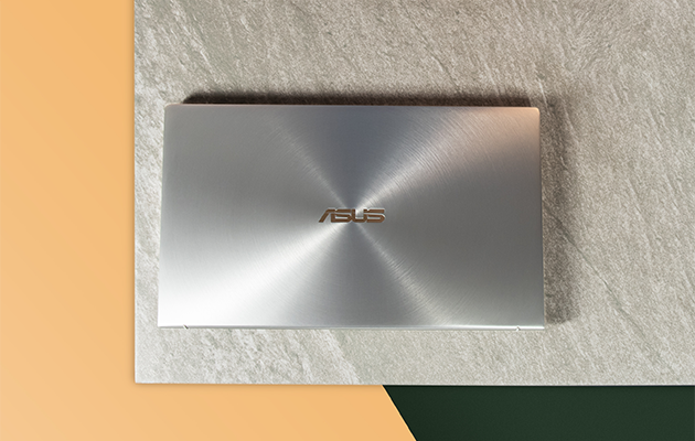 ASUS ZenBook är lätt, stark och mångsidig Bild av datorn Zenbook 13 på ett bord