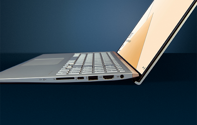 ASUS ZenBook 15 har flera stilfulla och praktiska detaljer Stilfulla och praktiska detaljer