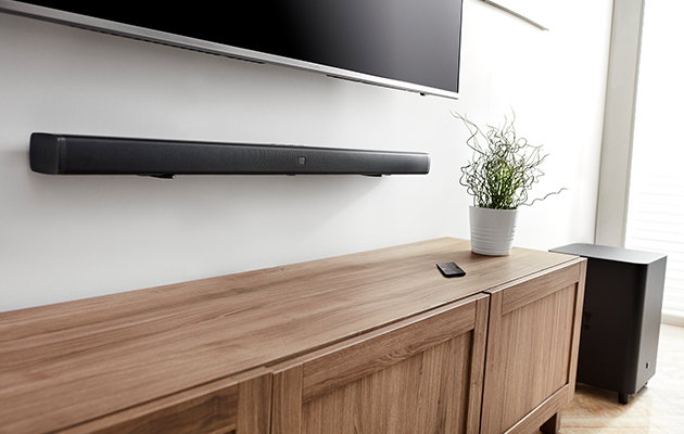 Med JBL Connect+ kan du koppla den trådlöst till över 100 Connect+ kompatibla högtalaren Bild av JBL
Xtreme 2 som hålls över en simbassäng av två par händer