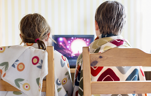 Prioritera enheter Två barn framför en bärbar dator