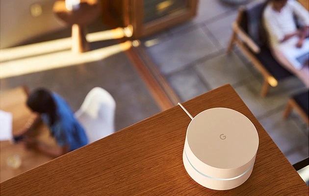 En Google WiFi-nod på en hylla