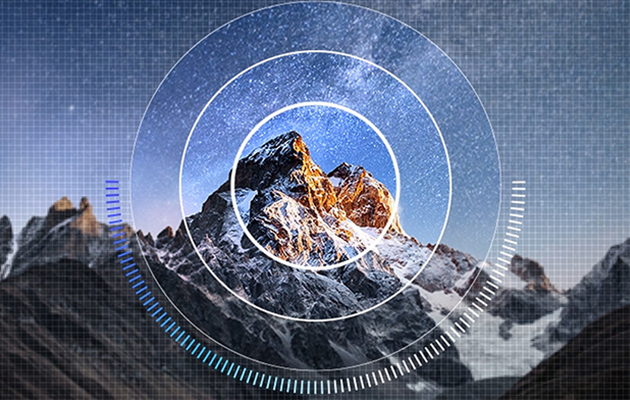 QLED använder AI Upscaling för att göra bilderna snyggare Bild av snötäckt berg med ring runt