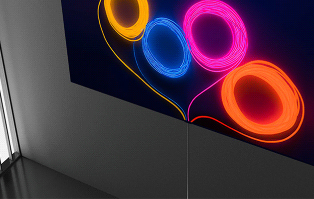 Med Samsung One Invisible Connection behöver du bara en transparent kabel som går till TV:n. QLED-TV med färgrika kablar som illustrerar hur ledningarna går ihop och en One Connection-kabel leder ut ur Tv:n.