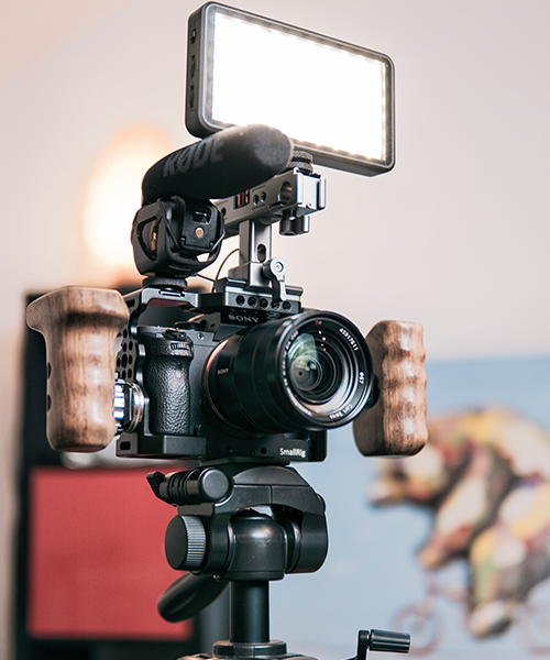 Accessories for even better vlogging Equipment needed for vlogging, such as a vlog camera, microphone, tripod and memory card.