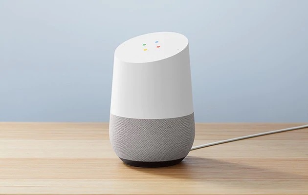 Google Home är mer än vad ögat skådar. En Google Home-högtalare på ett träbord.