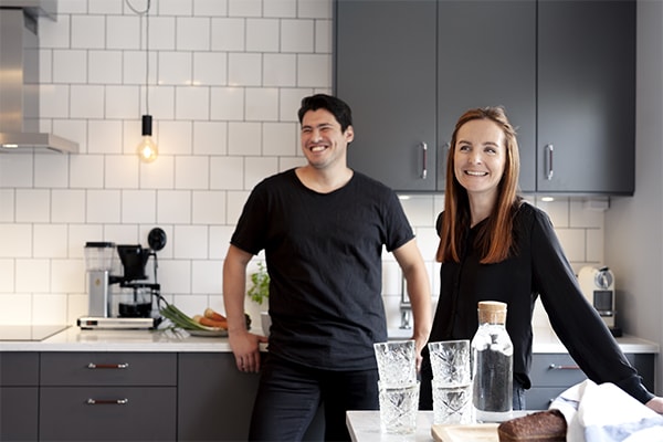 Bild av ett par som har köpt ett Epoq-kök i serien Trend
