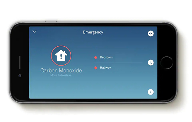 En smartphone som visar en app för luftkvalitet I hemmet