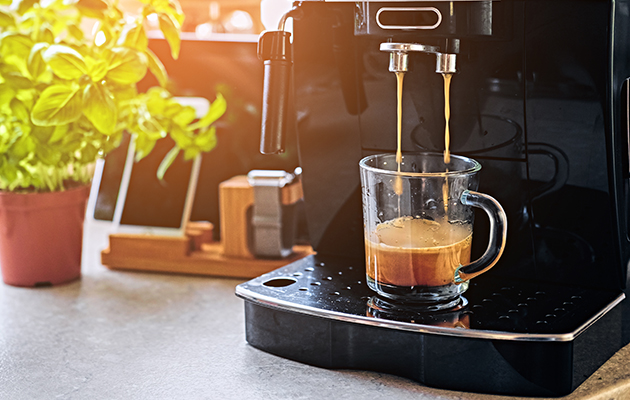 Get coffee using voice commands Kaffekopp fylls upp av en automatisk kaffebryggare