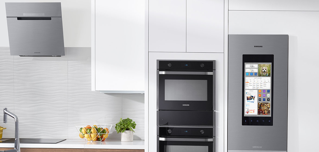 Samsung kombinerat kyl och fryssskåp i rostfrtt stål i ett kök Bild på Samsung kylskåp och frysar