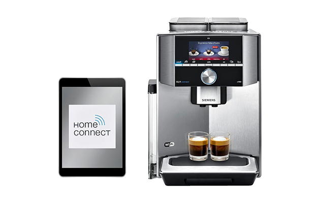 Brygg kaffe med rösten En helautomatisk kaffebryggare bredvid en HomeConnect-logga