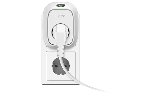 Gör dina gamla enheter smartare En WeMo smartplugg fäst till ett strömuttag.