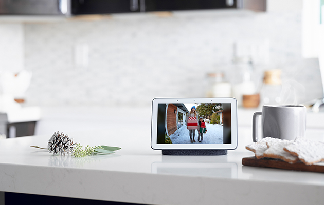 Se din kalender, resedokument, påminnelser och annat med Voice Match. Google Nest Hub på en köksbänk som visar bilder från kameran utanför