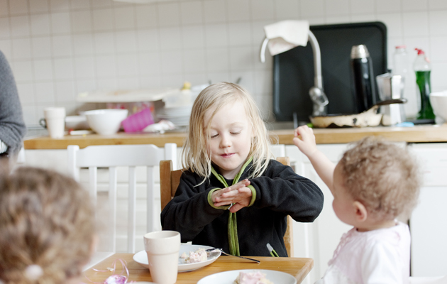 En sladdlös dammsugare gör allt mycket enklare Bild av två barn vid frukostbordet