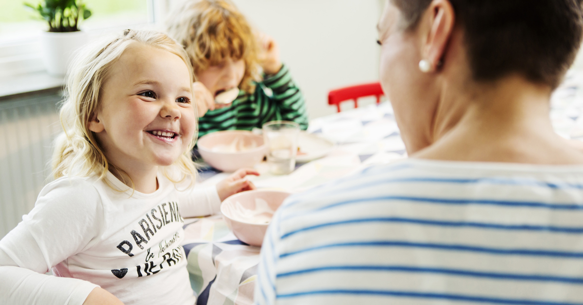 Sex skäl till att en sladdlös dammsugare räddar dagen. Ett barn och hans mamma sitter och äter frukost