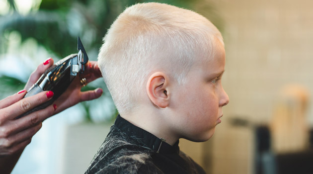 Mjuka övergångar Frisören rakar runt öronen