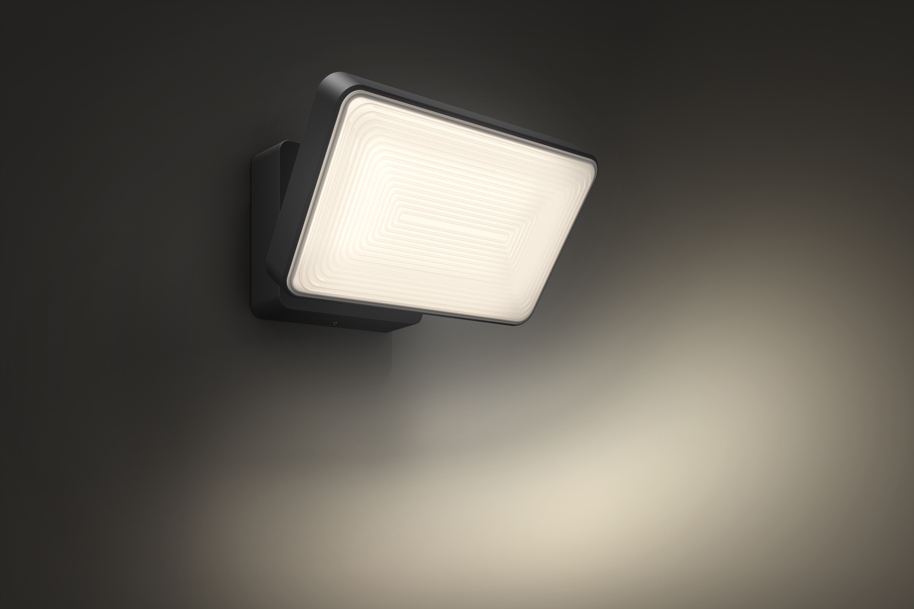 En Hue Welcome lampa som ger ifrån sig vitt ljus och sitter på väggen