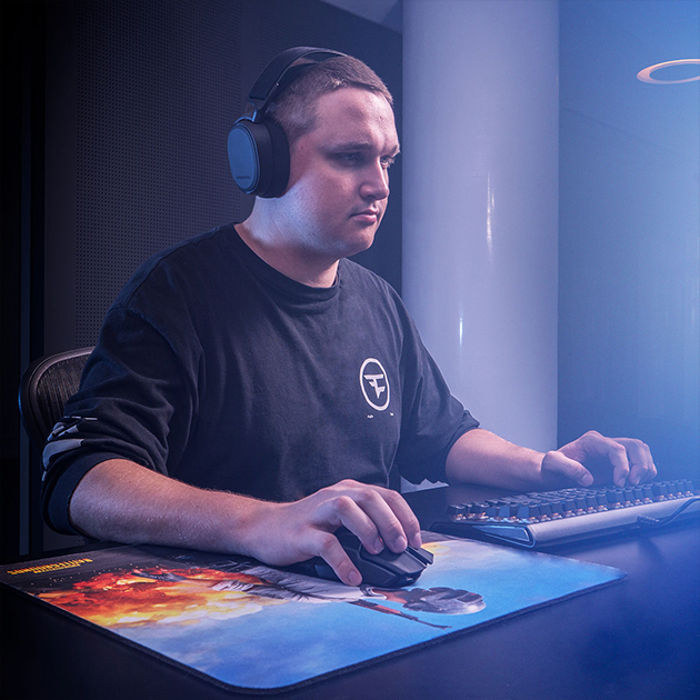 1 ms latens, 1000 Hz och 24 timmars batteritid En gamer som använder SteelSeries Rival 650