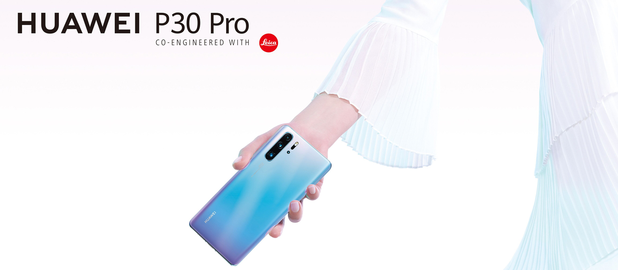 Huawei P30 Pro - utvecklad i samarbete med Leica Vitklädd kvinna visar baksidan av Huawei P30 Pro