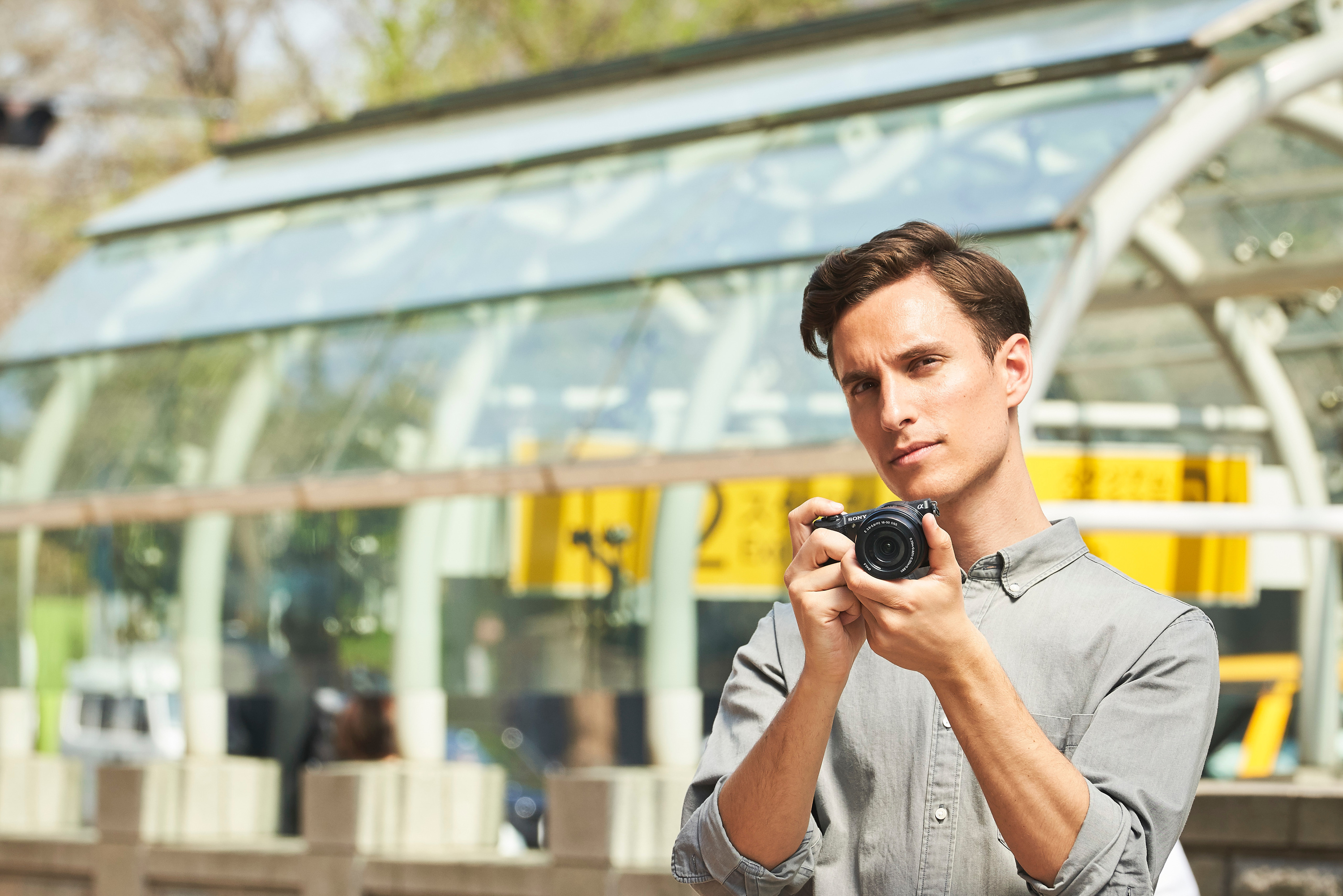 Sony A5100 En man hållen en A5100 kamera