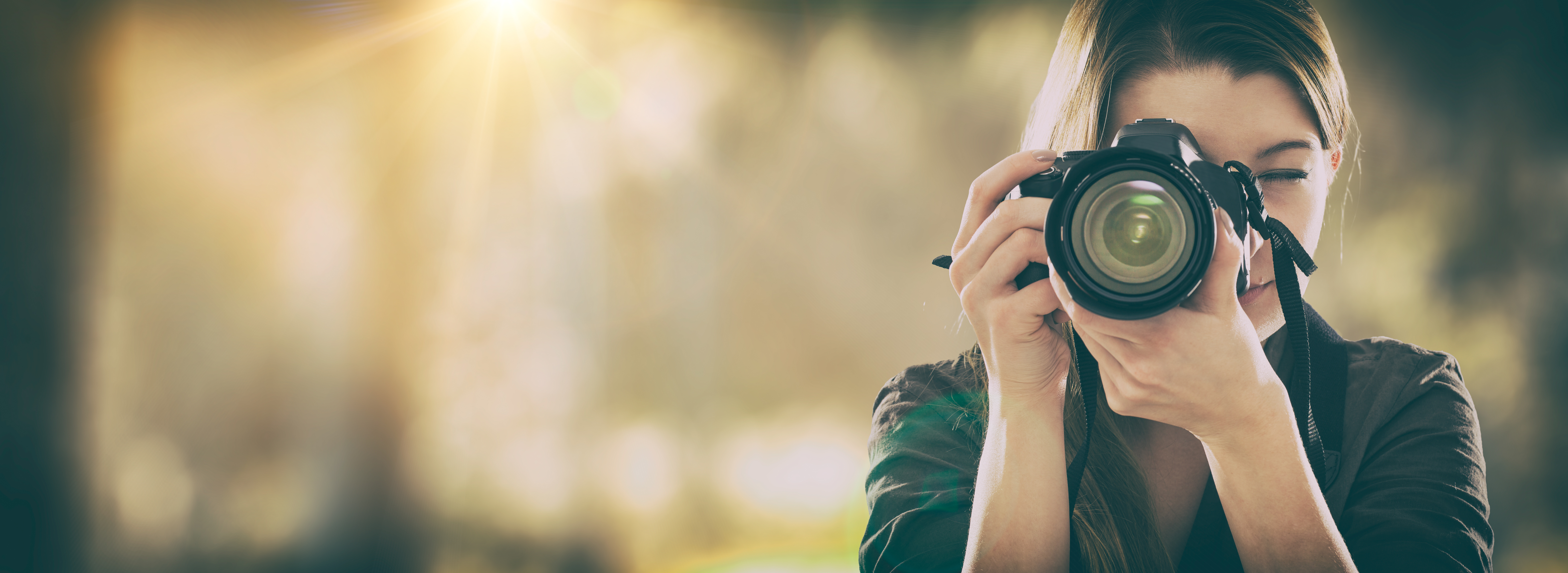 Månadens fotodeal Kvinna håller systemkamera