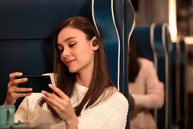 Sony WF-1000XM3 helt trådlösa brusreducerande hörlurar Kvinna på ett tåg med Sony WF-1000XM3 helt trådlösa brusreducerande hörlurar
