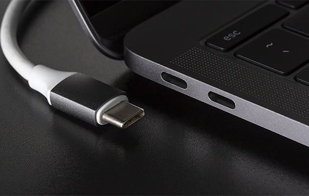 USB-C - en port, många möjligheter Ett USB-C uttag bredvid en laptop med två USB-C portar