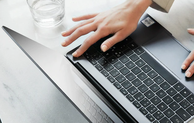 Säkerhet Kvinna logger in på dator med fingeravtryksavläsare