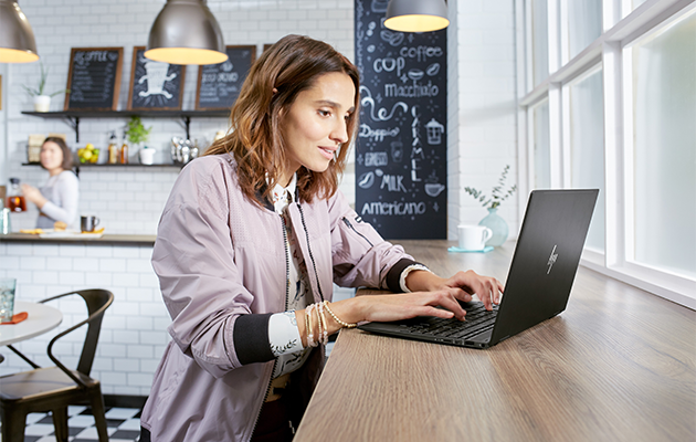 HP Envy x360 - Läcker design En kvinna använder HP Envy x360 på ett kafé