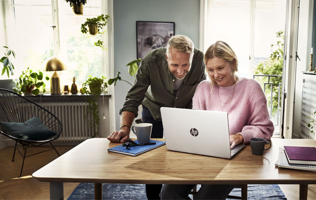 HP 15 - Produktiv dagen lång En man och kvinna i sitt hem med en HP 15