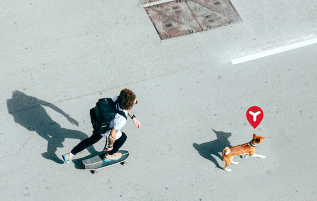 Smart Tracker med Bluetooth och GPS En skateboardåkare och en hund på gatan, Yepzon logotyp illustrerad över hunden
