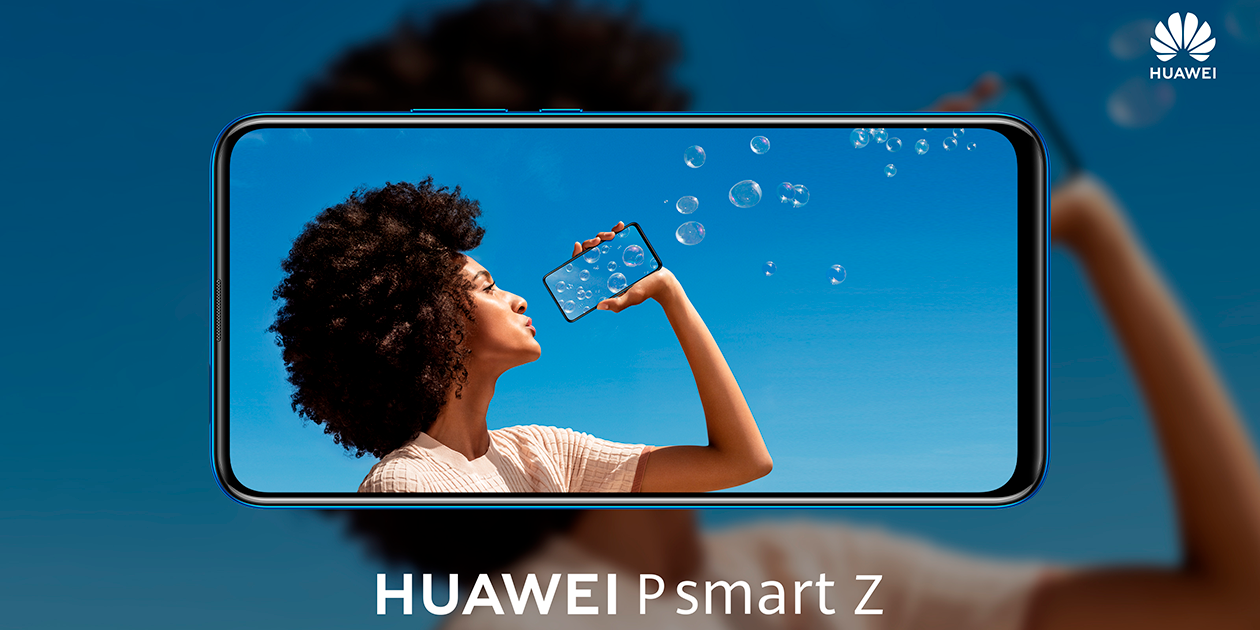 Huawei P Smart Z Kvinna med Huawei P Smart Z och såpbubblor