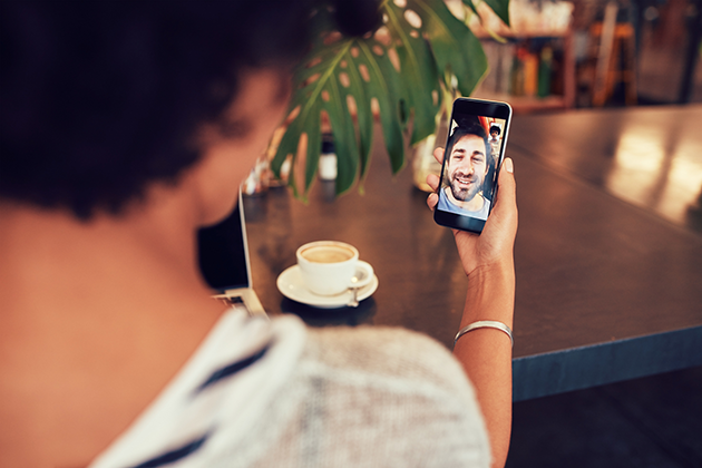 Ring till vänner runt om i världen Kvinna videochattar med man