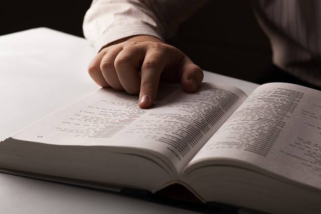 Appen Merriam-Webster Dictionary Person slår upp ord i ordbok