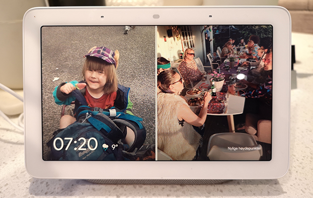 Följ dessa steg för att presentera dina foton i Google Nest Hub: Pojke och folk vid ett bord