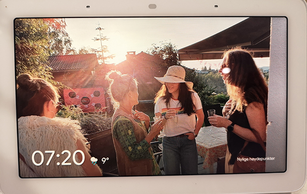 Följ dessa steg för att presentera dina foton i Google Nest Hub: Kvinnor på fest