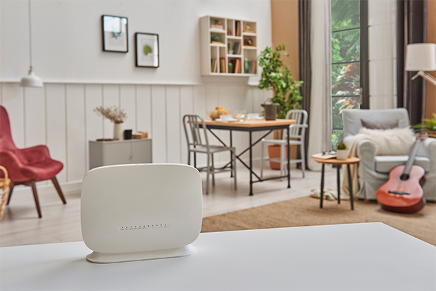 Placér ikke routeren i køkkenet En router på ett bord i ett rum