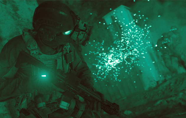 Nattoperationer hör till vanligheterna i Call Of Duty En soldat bakom en vägg i mörker i Call Of Duty