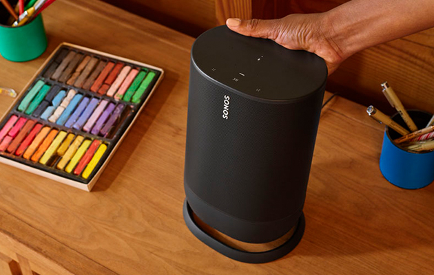 Bärbara Sonos Move fungerar med både Bluetooth och Wi-Fi Hand som håller Sonos Move på ett bord