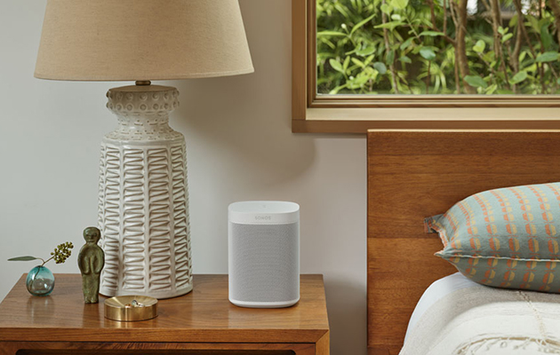 Du kan koppla ihop One SL med andra Sonos One-högtalare Sonos One SL på nattduksbord