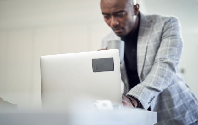 Tile Slim kan monteras på bärbara datorer och surfplattor med Tile lim En man med en bärbar dator med Tile Slim
