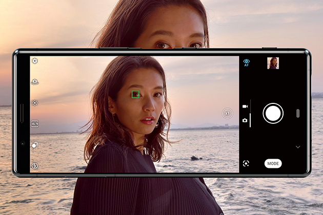 Sony Xperia 5 har Eye Autofokus teknologi Kvinna framför kameran på Sony Xperia 5