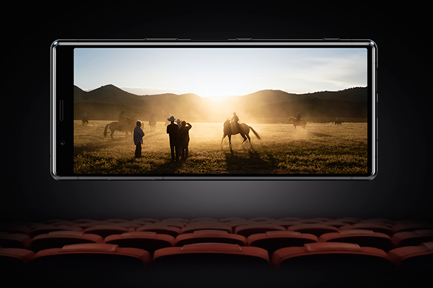 Sony Xperia 5 som visar film i en biograf
