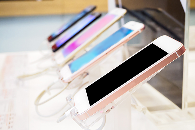 Val mellan Android eller iPhone Mobiltelefoner som visas i butik